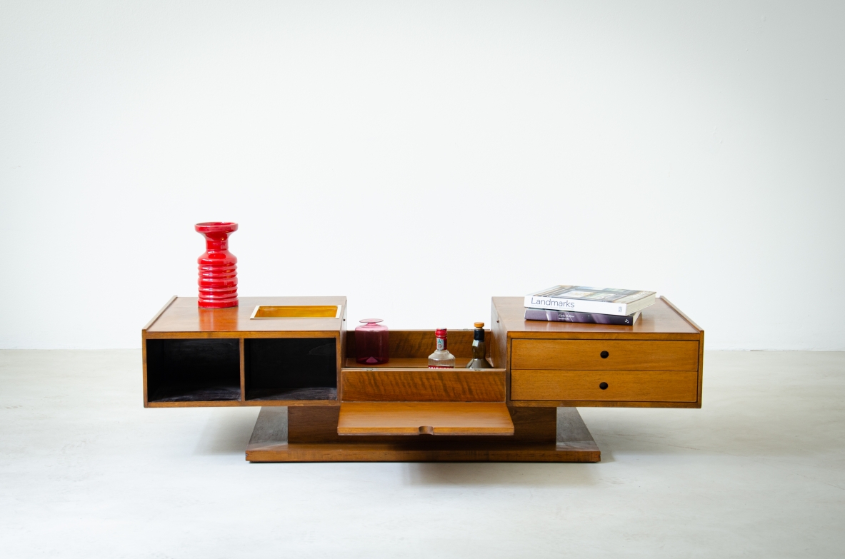 Low table in blond walnut with compartments and drawers on the sides and bar compartment in the central part with brass box on one side.  Claudio Salocchi for Sormani, 1960s.