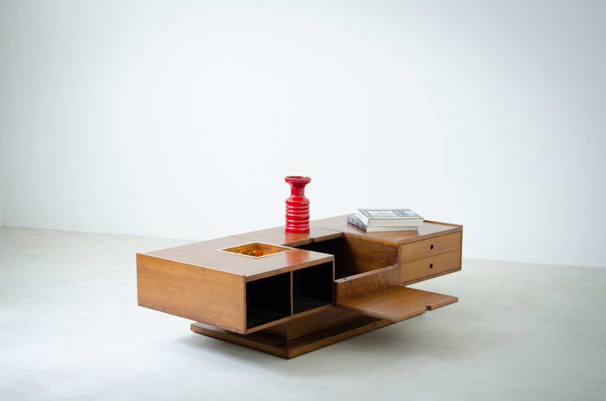 Low table in blond walnut with compartments and drawers on the sides and bar compartment in the central part with brass box on one side.  Claudio Salocchi for Sormani, 1960s.
