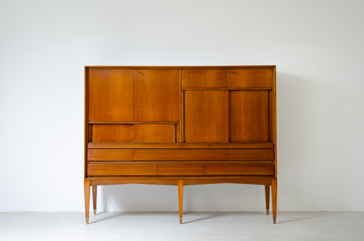 Gio Ponti, mobile in noce chiaro a scomparti con ante e pannelli scorrevoli, 1950ca.
