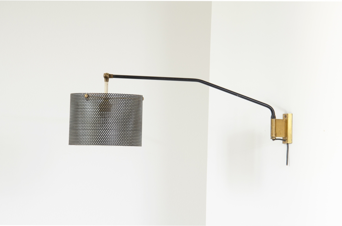 Stilnovo, 1950's wall lamp with adjustable arm and metal grid lampshade. Brass details.  Stamp of the manufacturer.