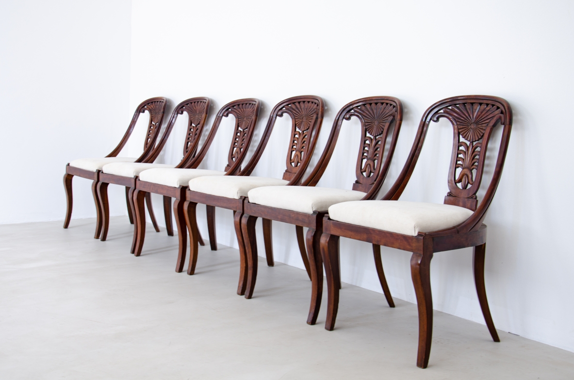 Raro set di 12 sedie in noce a pozzetto con schienale intagliato.  Epoca Carlo X, Italia, Lombardia, 1830ca.