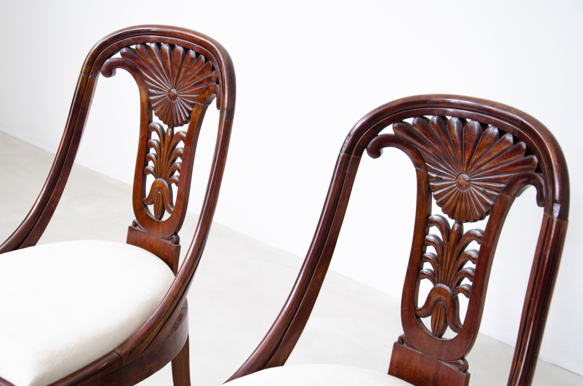 Raro set di 12 sedie in noce a pozzetto con schienale intagliato.  Epoca Carlo X, Italia, Lombardia, 1830ca.