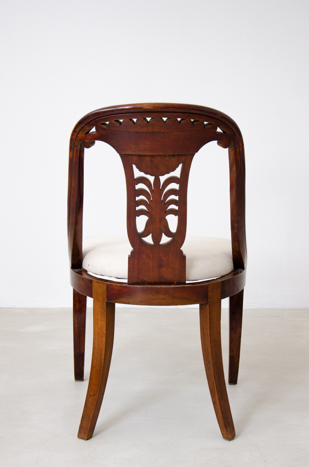 Raro set di 12 sedie in noce a pozzetto con schienale intagliato.  Epoca Carlo X, Italia, Lombardia, 1830ca.