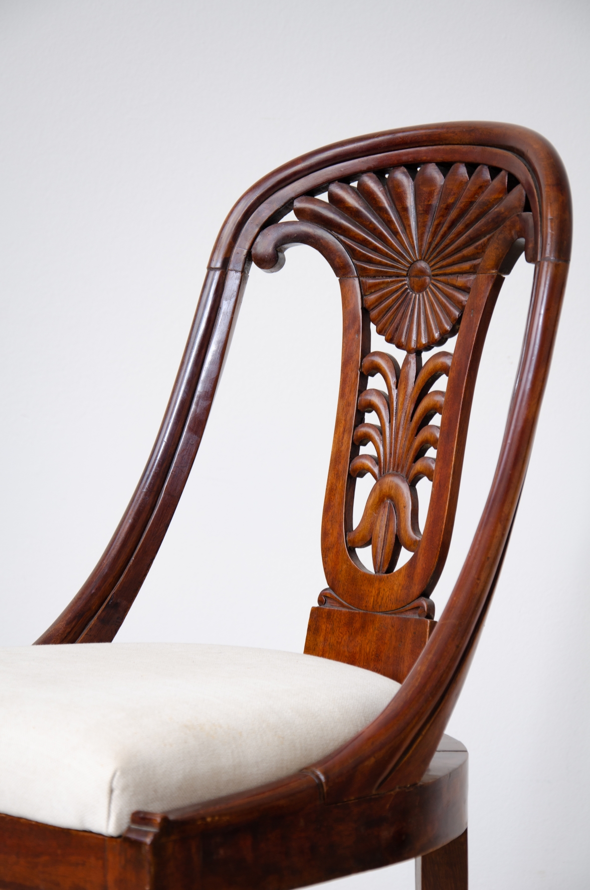 Raro set di 12 sedie in noce a pozzetto con schienale intagliato.  Epoca Carlo X, Italia, Lombardia, 1830ca.