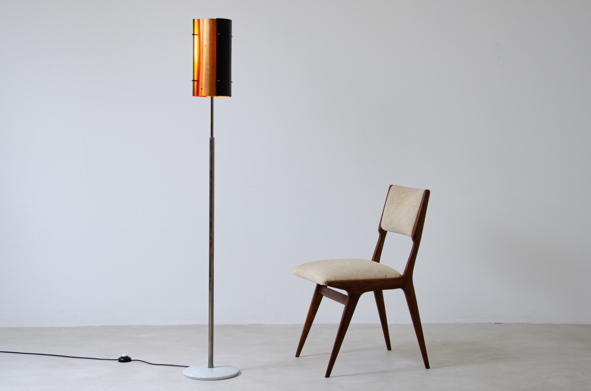 Lampada da terra in metallo e rame, con base in marmo.  Prod. Fog e Mørup, Danimarca, anni '60.