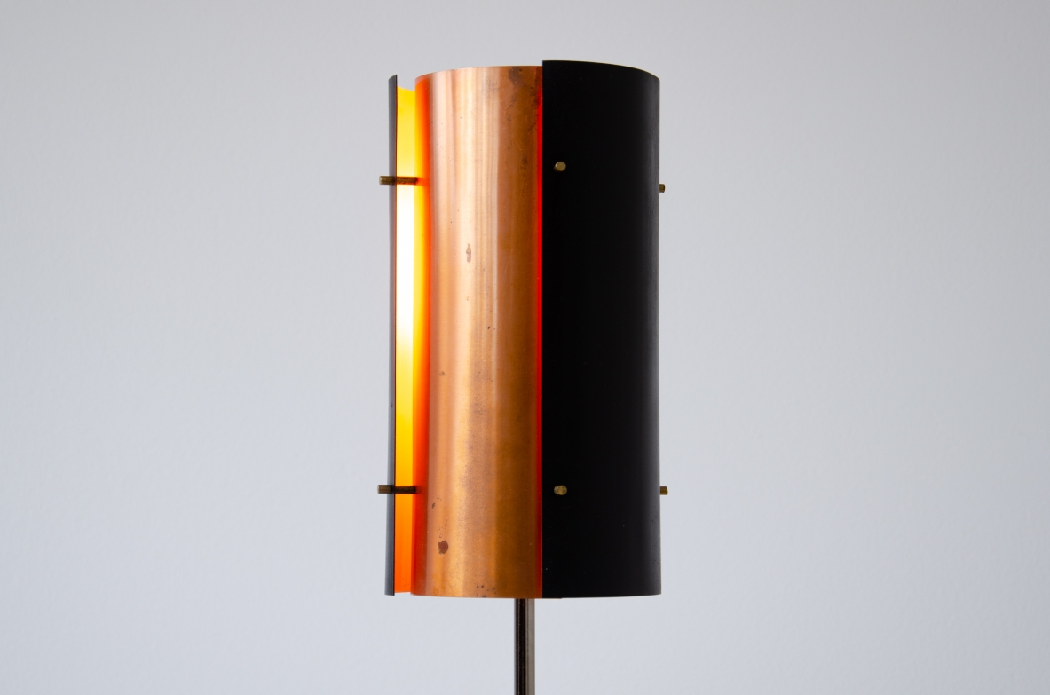 Lampada da terra in metallo e rame, con base in marmo.  Prod. Fog e Mørup, Danimarca, anni '60.