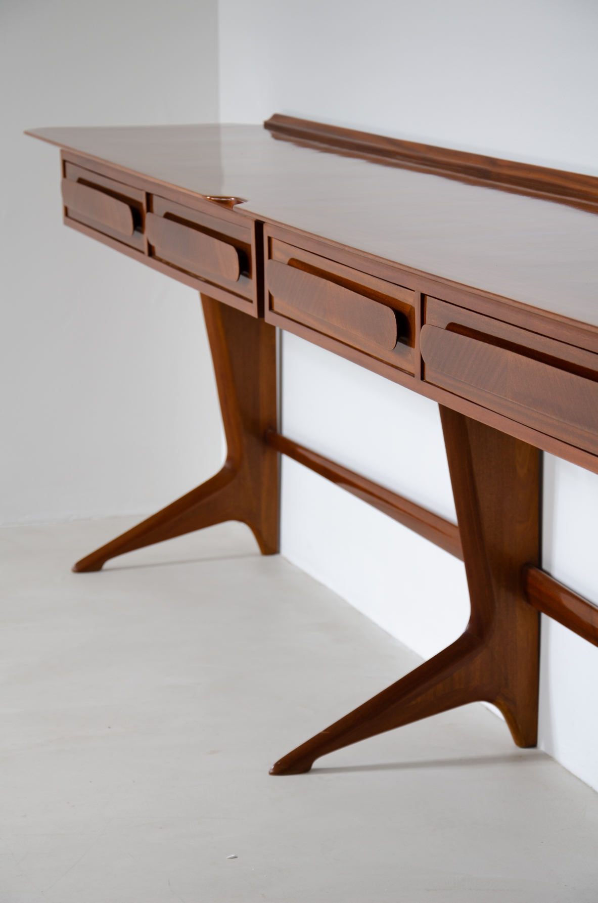 Ico Parisi (1916-1996)  Rara console di grandi dimensioni Manifattura italiana, 1950.