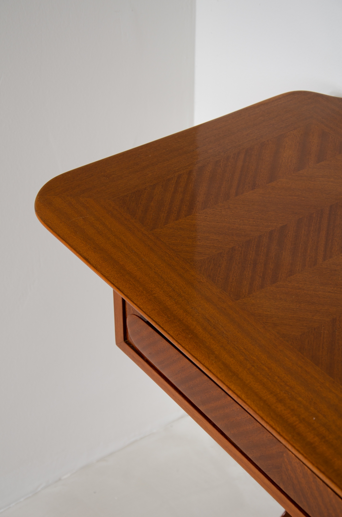 Ico Parisi (1916-1996)  Rara console di grandi dimensioni Manifattura italiana, 1950.