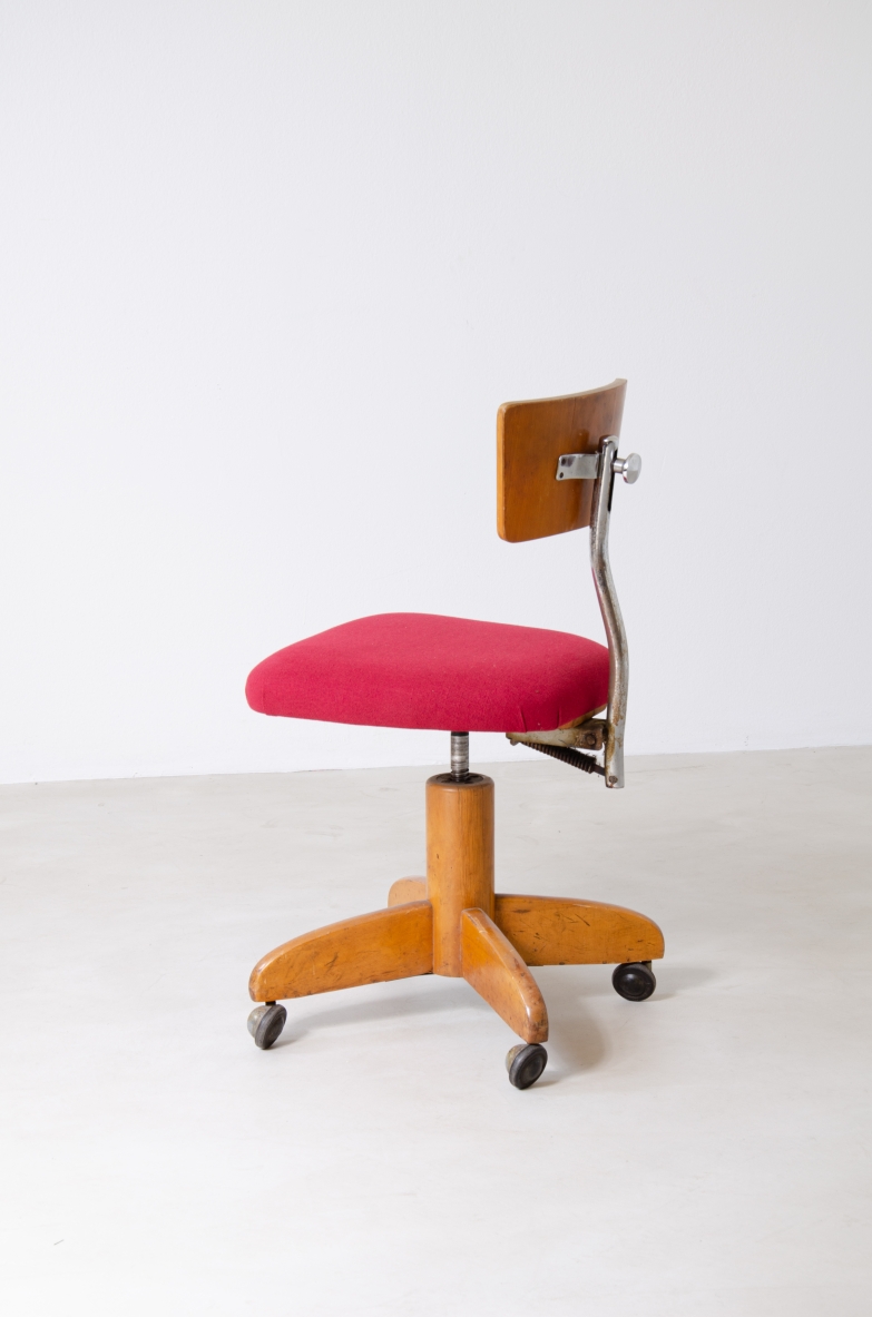 Sedia da scrivania con struttura in metallo e legno, seduta imbottita.  Manifattura italiana, anni 40ca.