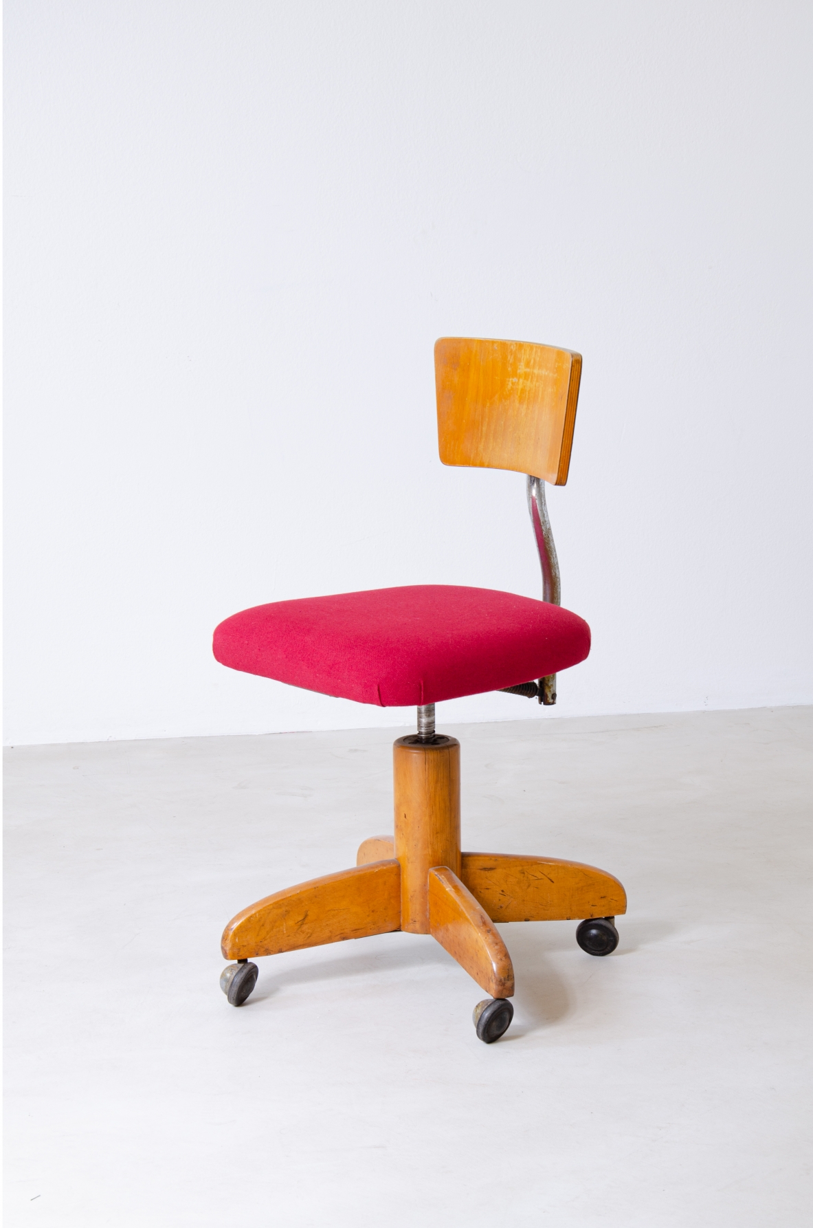 Sedia da scrivania con struttura in metallo e legno, seduta imbottita.  Manifattura italiana, anni 40ca.