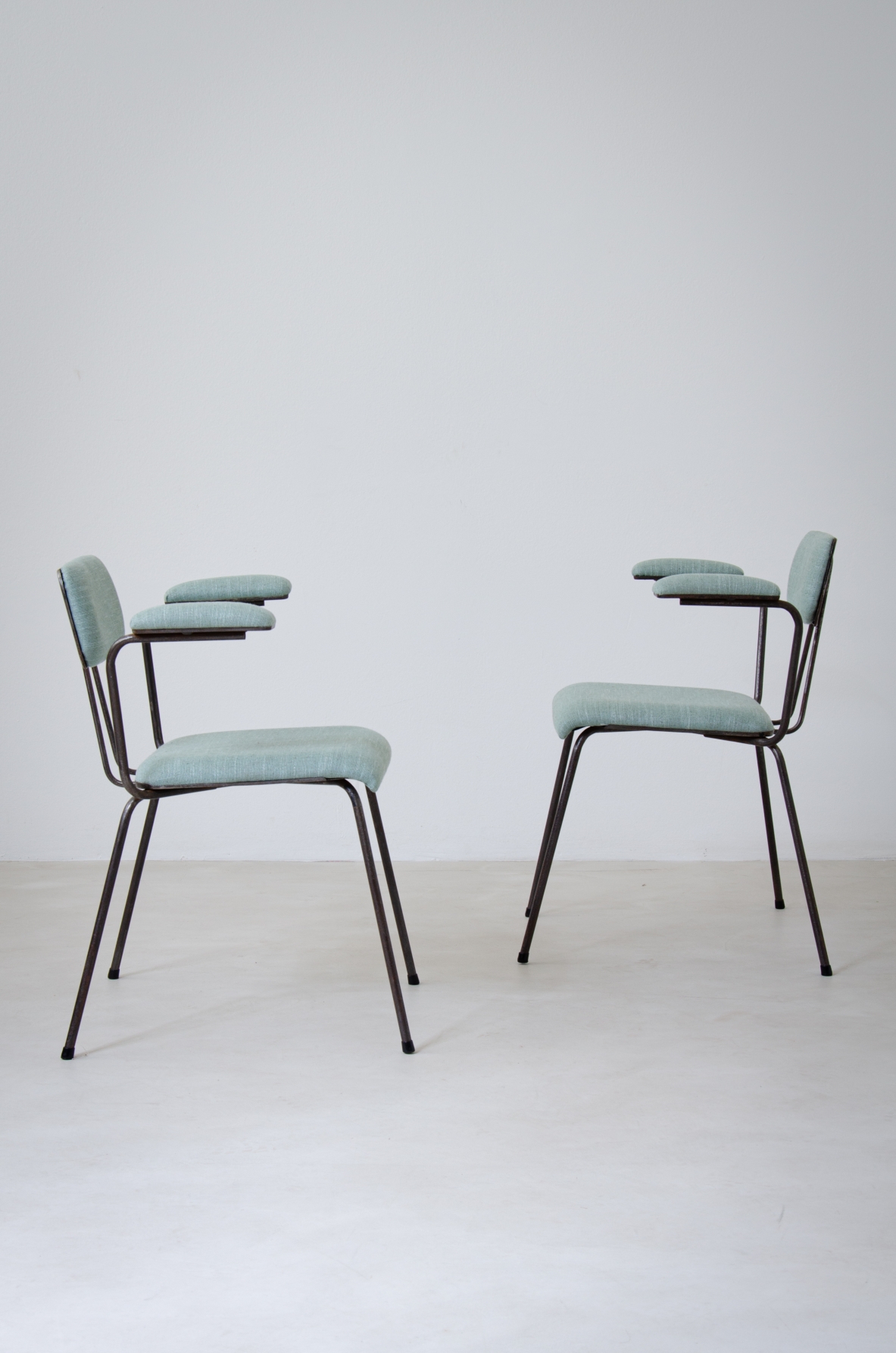 BBPR, coppia di poltroncine icon struttura in ferro e seduta e schienale rivestiti in tessuto imbottito.  Prodotte per gli uffici dirigenziali Olivetti, 1960ca. 