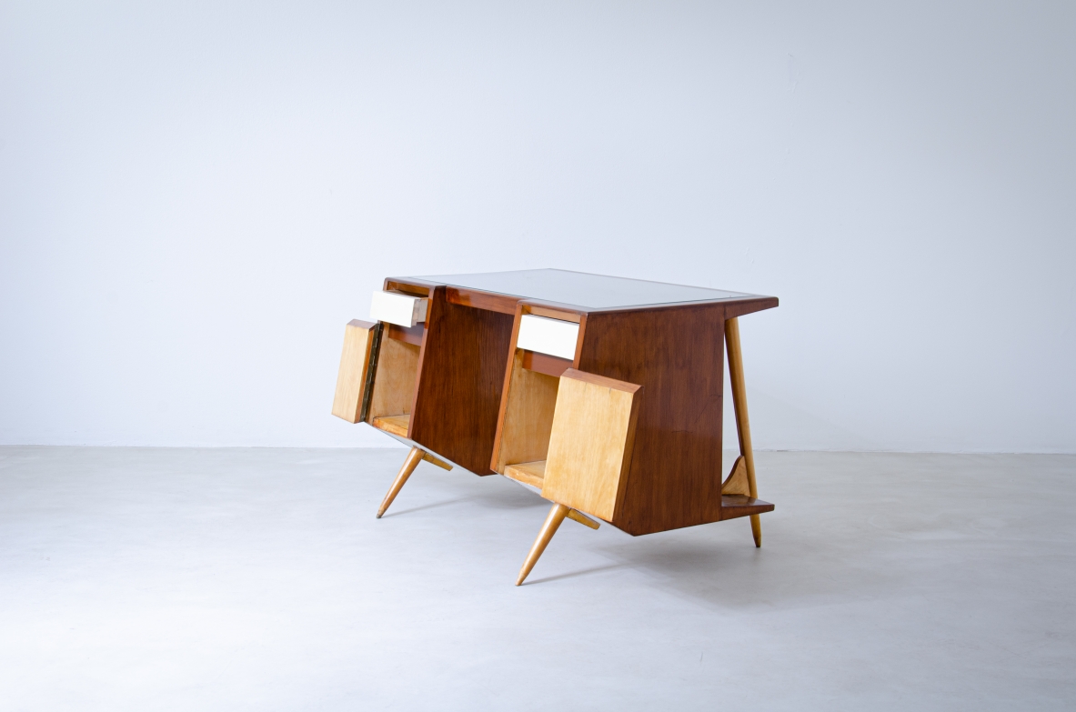 Luigi Olivieri. Rara scrivania modernista in noce e acero biondo con piano in vetro molato. Manifattura 1950ca