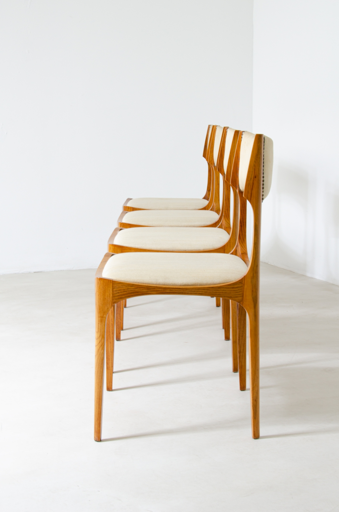 Giuseppe Gibelli  Set di 4 sedie in frassino e tessuto imbottito.  Manifattura Sormani, 1963.