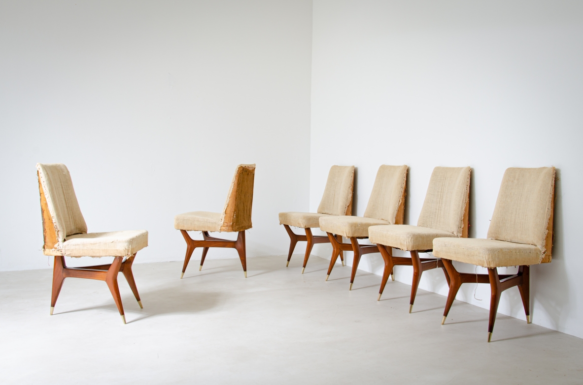 Melchiorre Bega (1898-1976)  Raro set di sei sedie in legno con puntali in ottone e rivestimento in tessuto.  Italia, 1956
