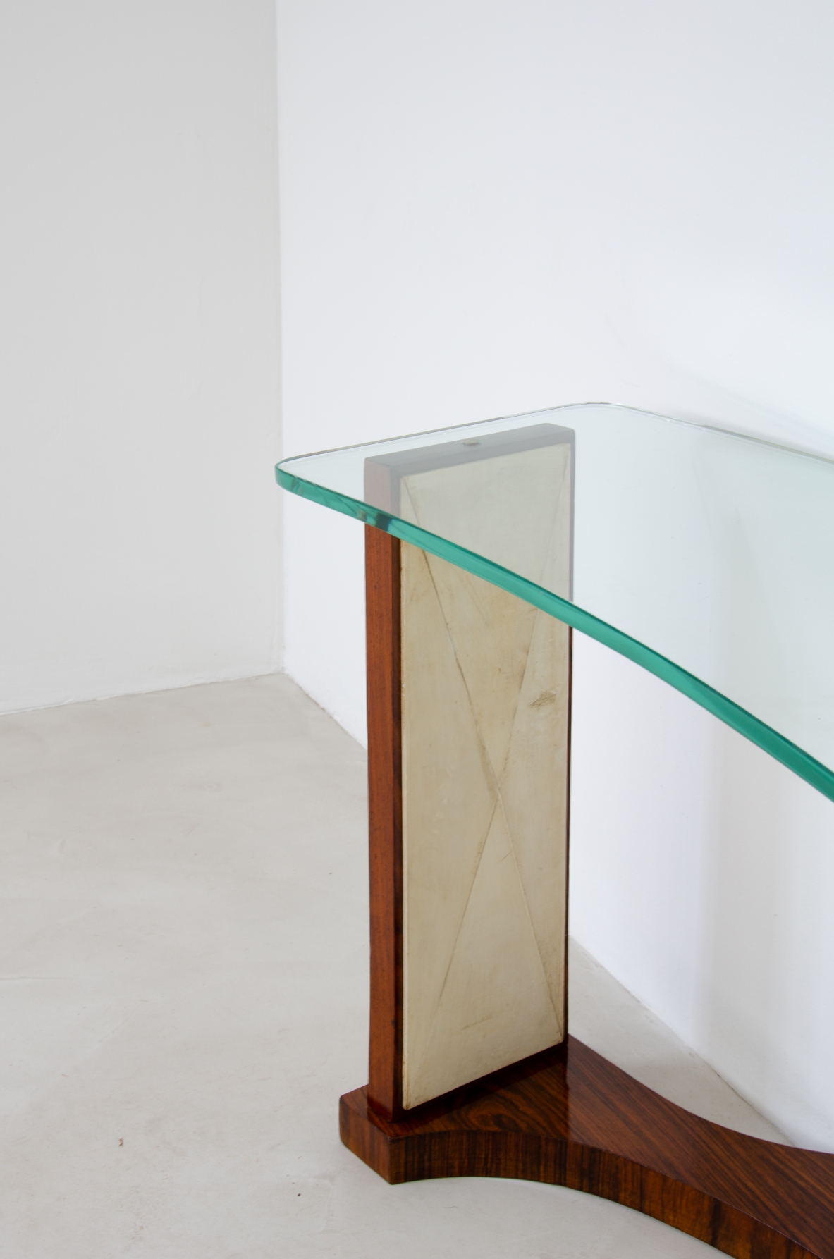 Elegante console con montanti laterali rivestiti in pergamena Attr.Guglielmo Ulrich, 1940ca.