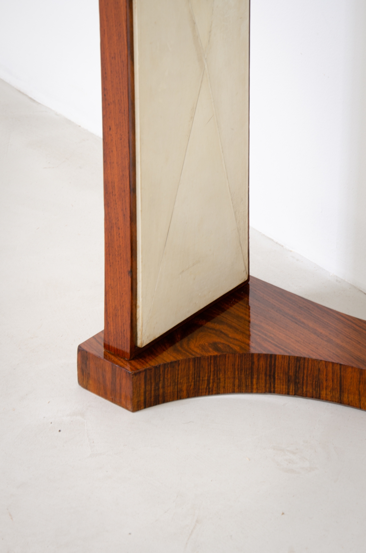 Elegante console con montanti laterali rivestiti in pergamena Attr.Guglielmo Ulrich, 1940ca.
