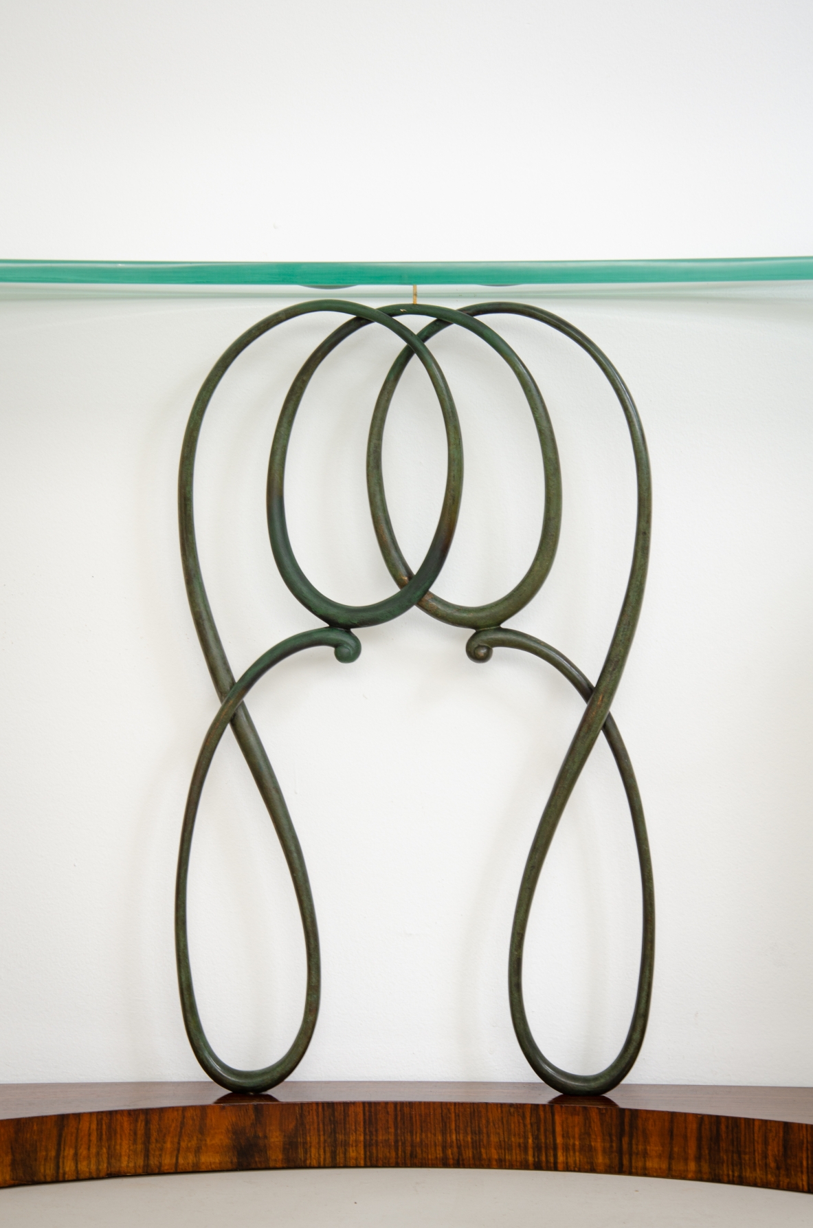 Elegante console con montanti laterali rivestiti in pergamena Attr.Guglielmo Ulrich, 1940ca.
