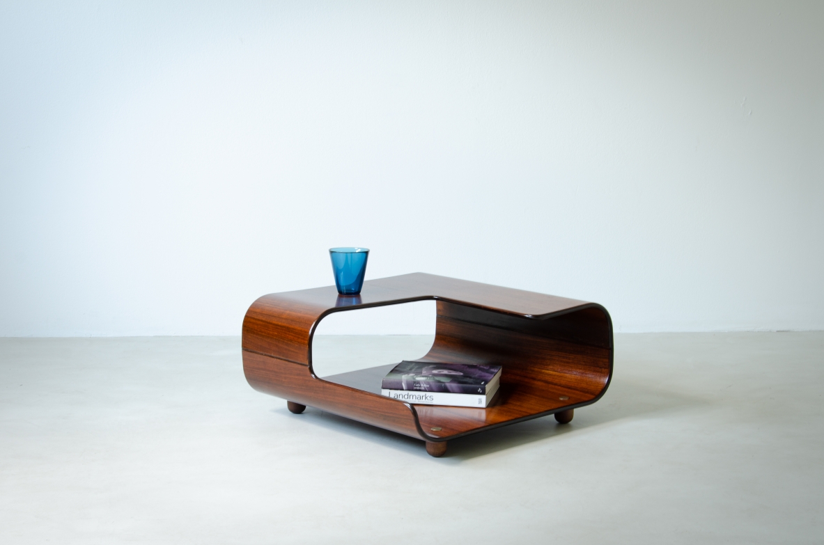 Tavolino in legno curvato con due piani sagomati.  Manifattura italiana, 1960ca.