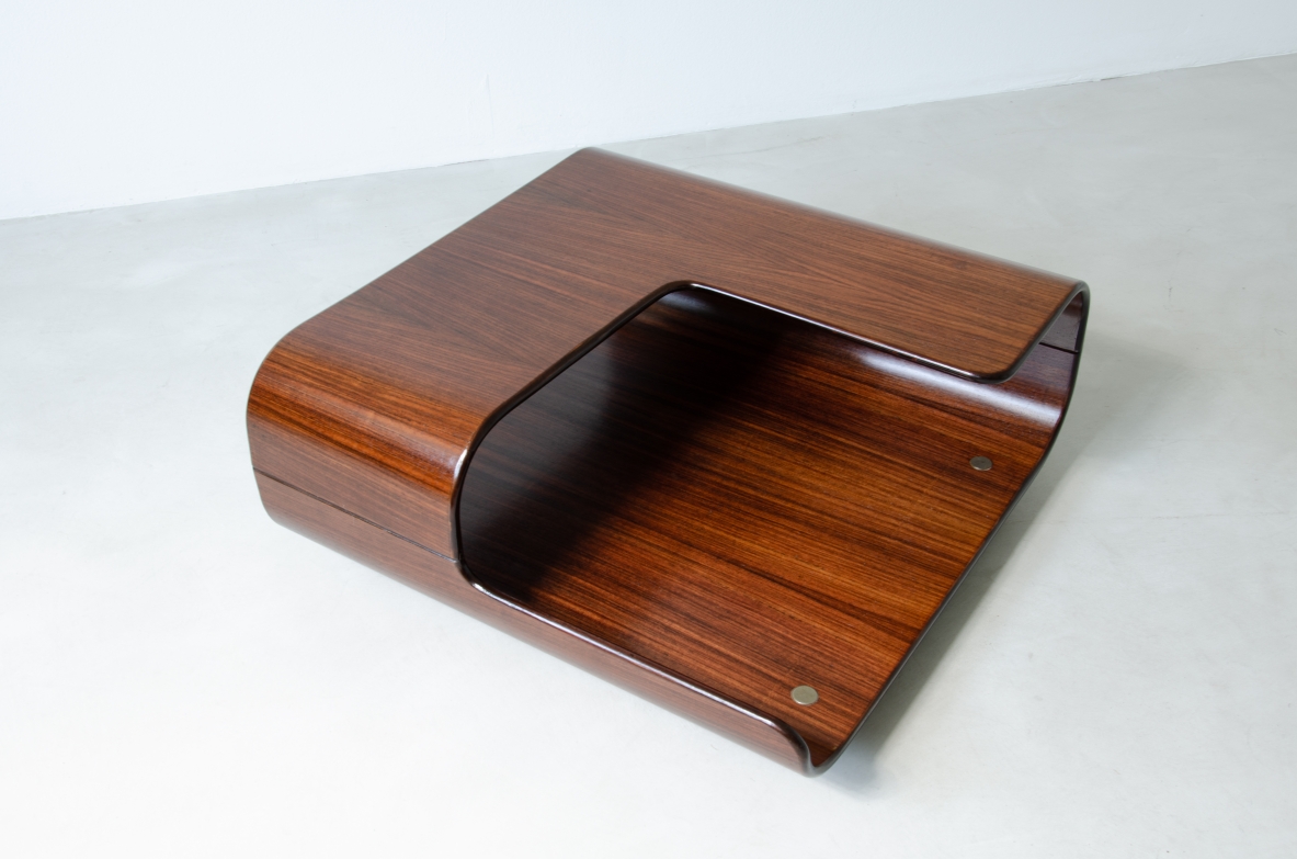 Tavolino in legno curvato con due piani sagomati.  Manifattura italiana, 1960ca.