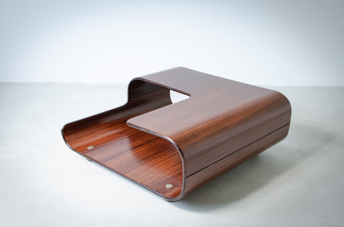 Tavolino in legno curvato con due piani sagomati.  Manifattura italiana, 1960ca.