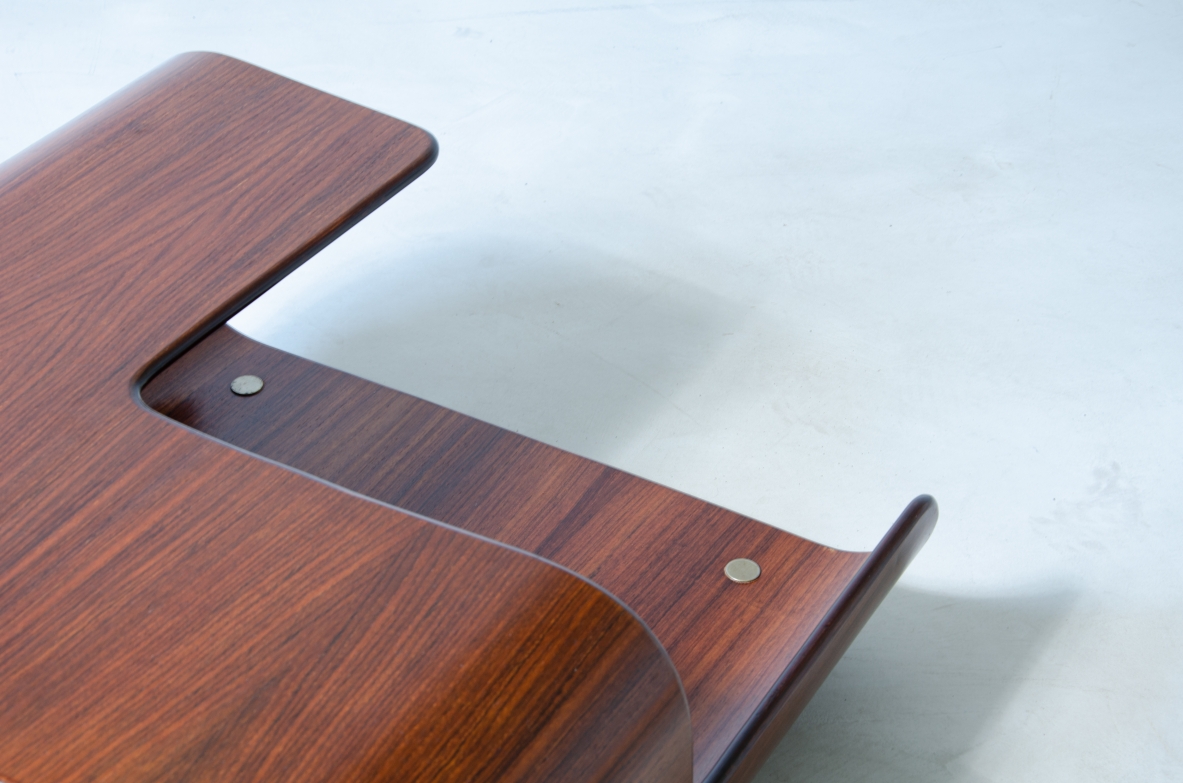 Tavolino in legno curvato con due piani sagomati.  Manifattura italiana, 1960ca.