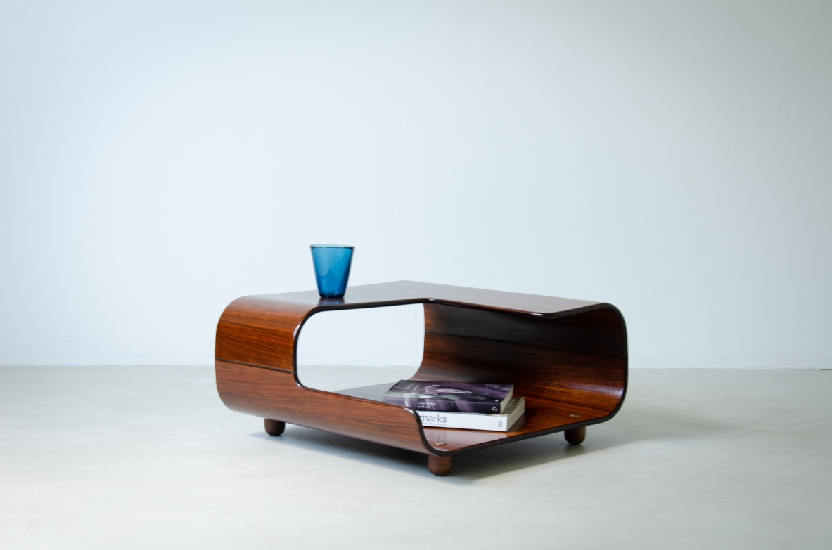 Tavolino in legno curvato con due piani sagomati.  Manifattura italiana, 1960ca.
