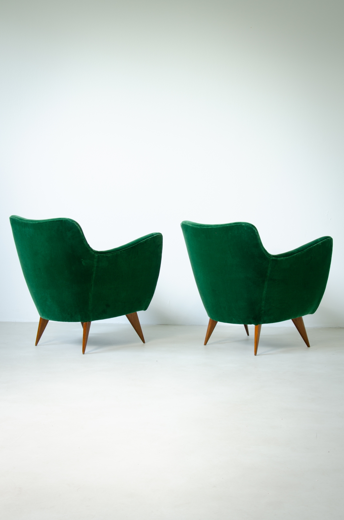 A pair of Perla armchairs designed by Giulia Veronesi and produced by ISA Bergamo, Italy. 1952