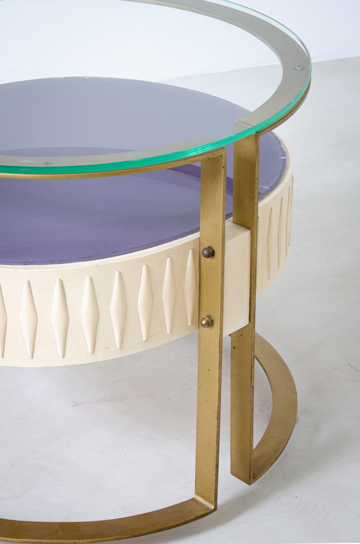 Coppia di comodini di forma ovale con struttura in metallo e legno laccato, doppio piano in vetro. Manifattura italiana, 1960ca.