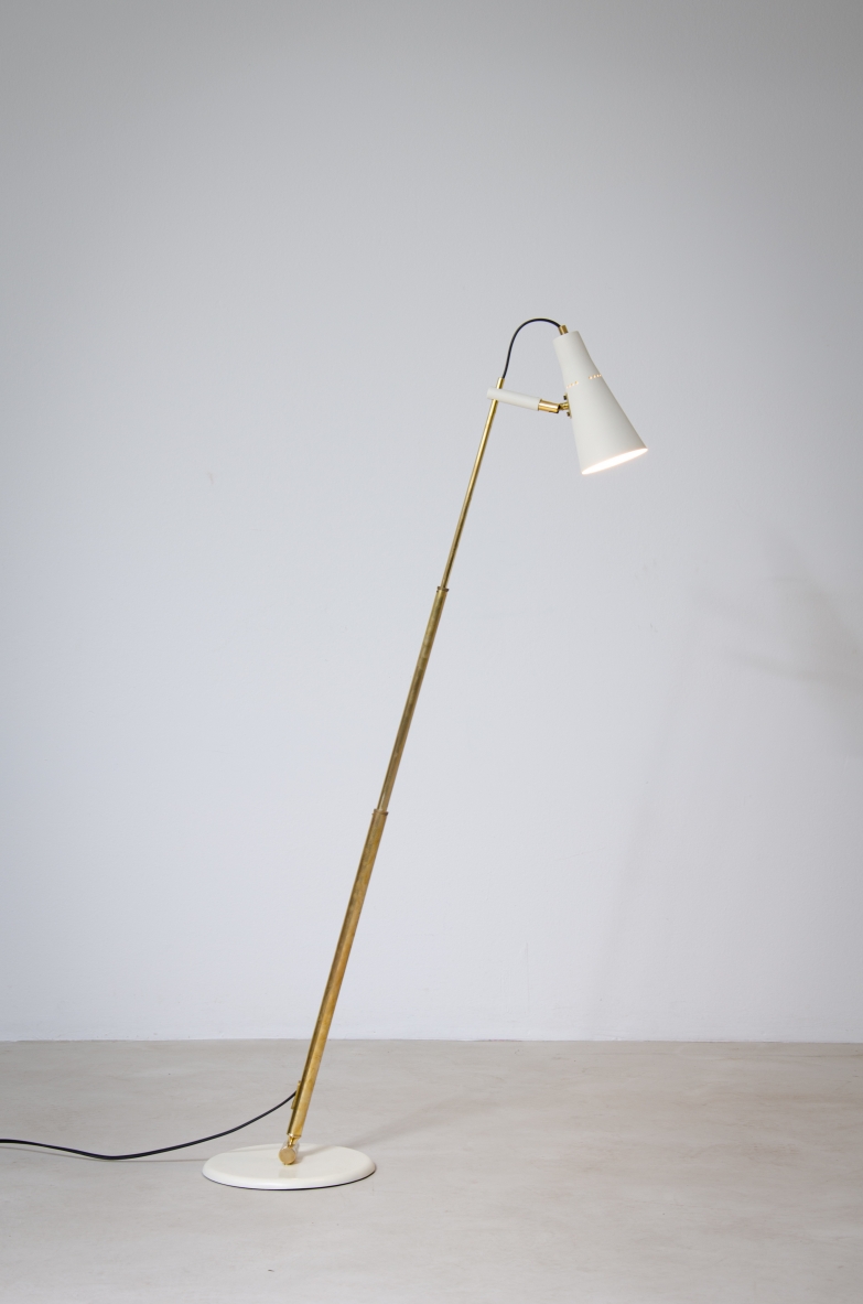 Floor lamp with brass telescope stem that can be oriented in all directions. Cone e, lacquered metal base.  In the style of a model designed by Giuseppe Ostuni for Oluce, 1950's