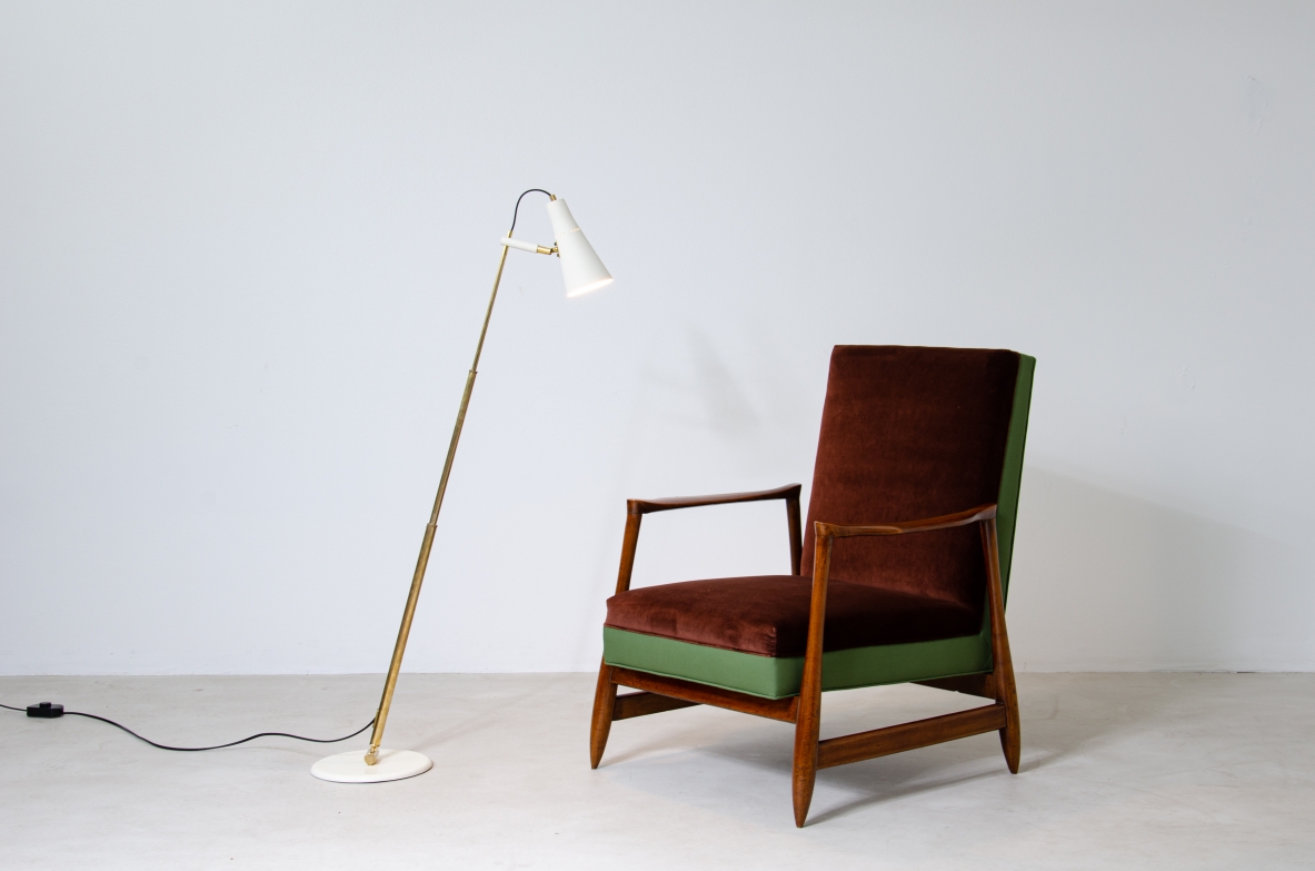 Lampada da terra con stelo in ottone a telescopio orientabile in tutte le direzioni. Cono e base in metallo laccato.  Nello stile di un modello disegnato da Giuseppe Ostuni per Oluce, 1950ca.