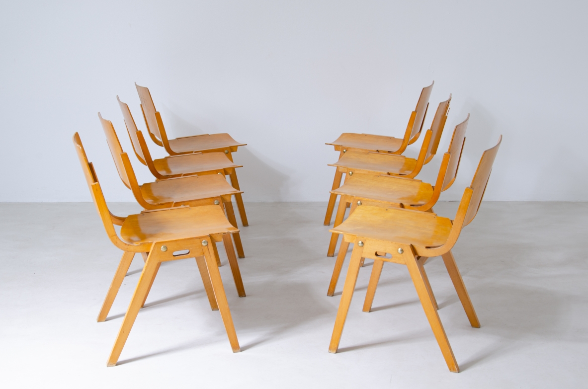 Roland Rainer (1910-2004)  Set di 8 sedie impilabili modello P7 in multistrato curvato.  Manifattura Emil & Alfred Pollak, Vienna, 1952.