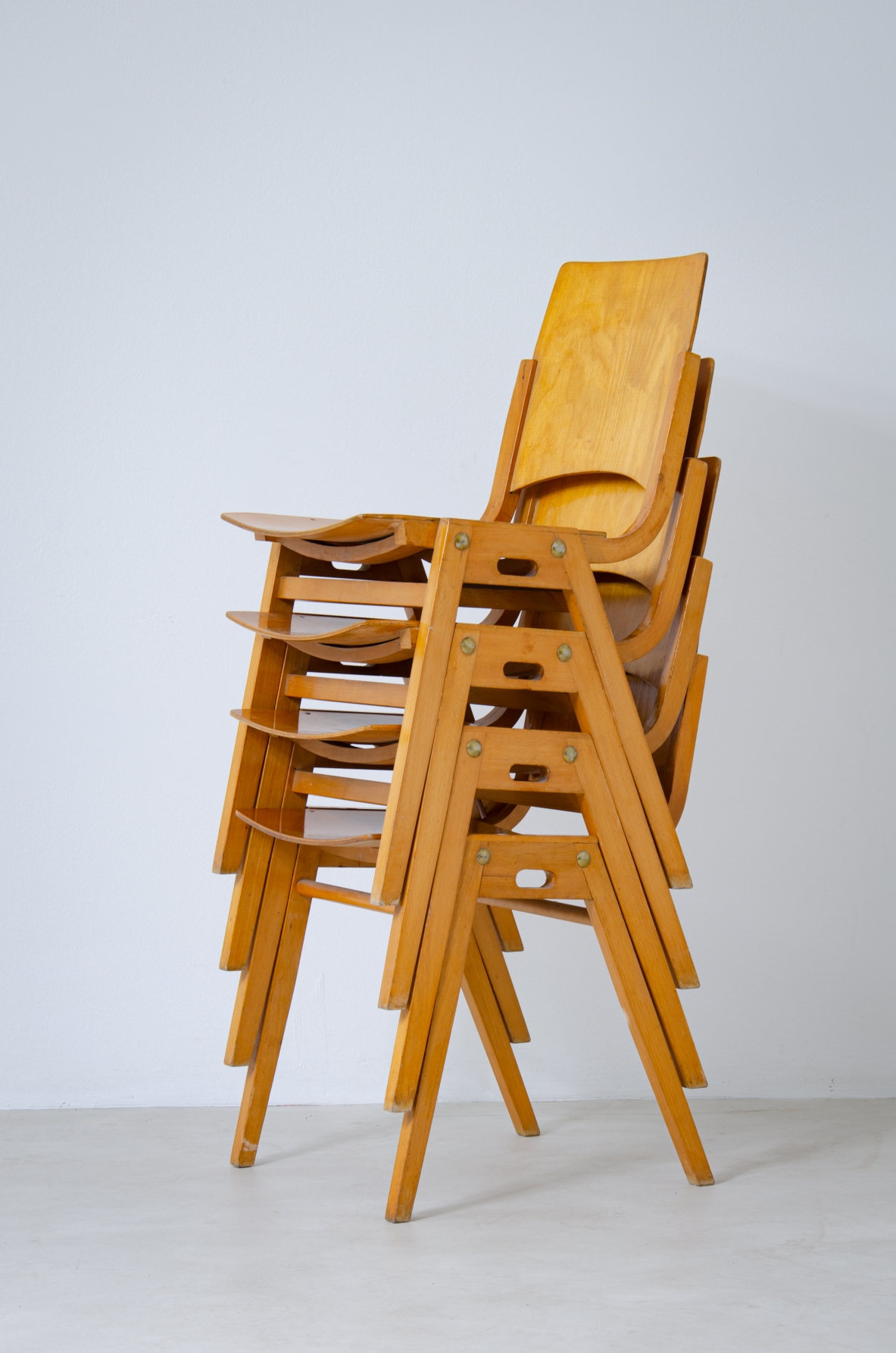 Roland Rainer (1910-2004)  Set di 8 sedie impilabili modello P7 in multistrato curvato.  Manifattura Emil & Alfred Pollak, Vienna, 1952.