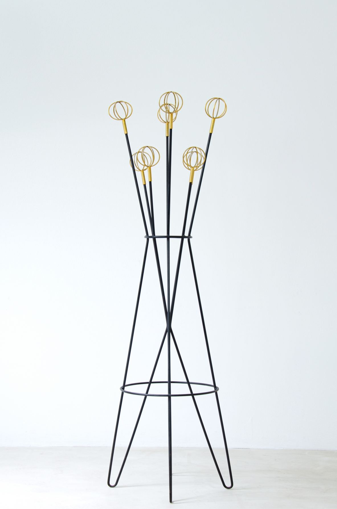 Roger Feraud. Raro porta abiti in metallo e ottone. Manifattura francese, 1950.