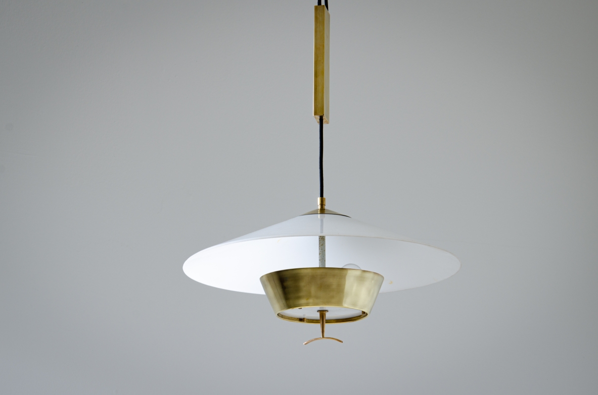 Stilnovo  Lampadario saliscendi con contrappeso in ottone, diffusore in perspex e ottone.  Manifattura 1960ca