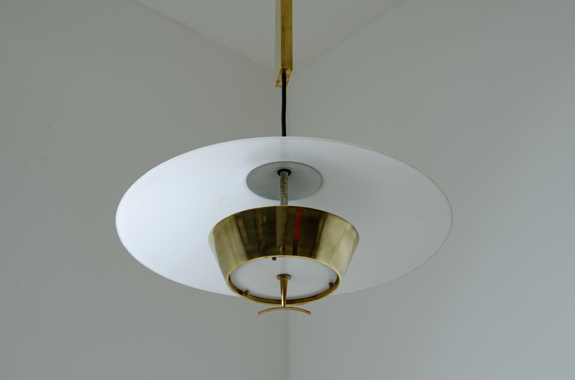 Stilnovo  Lampadario saliscendi con contrappeso in ottone, diffusore in perspex e ottone.  Manifattura 1960ca