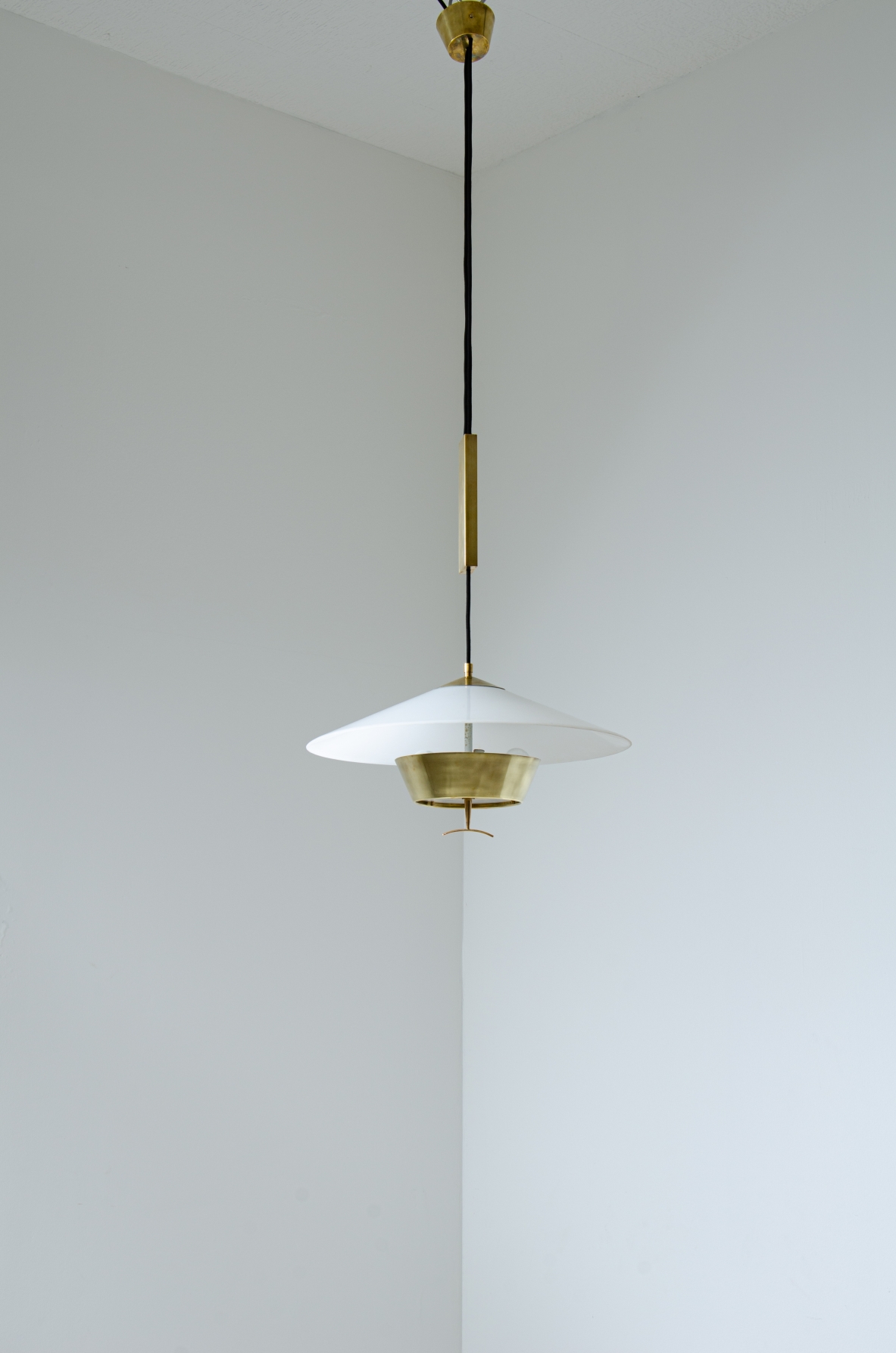 Stilnovo  Lampadario saliscendi con contrappeso in ottone, diffusore in perspex e ottone.  Manifattura 1960ca