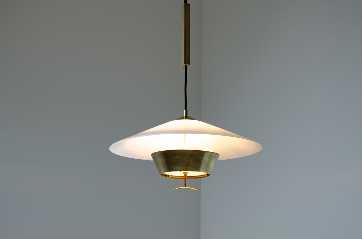 Stilnovo  Lampadario saliscendi con contrappeso in ottone, diffusore in perspex e ottone.  Manifattura 1960ca