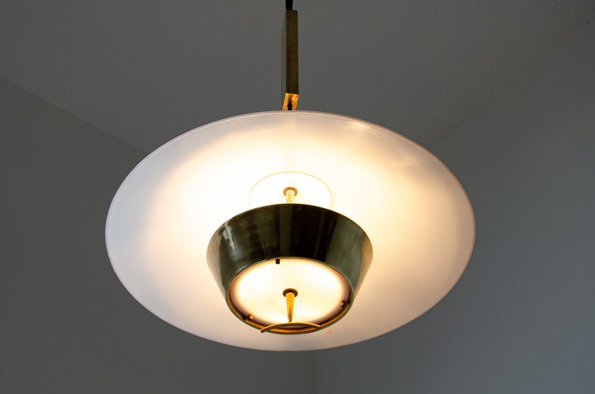 Stilnovo  Lampadario saliscendi con contrappeso in ottone, diffusore in perspex e ottone.  Manifattura 1960ca