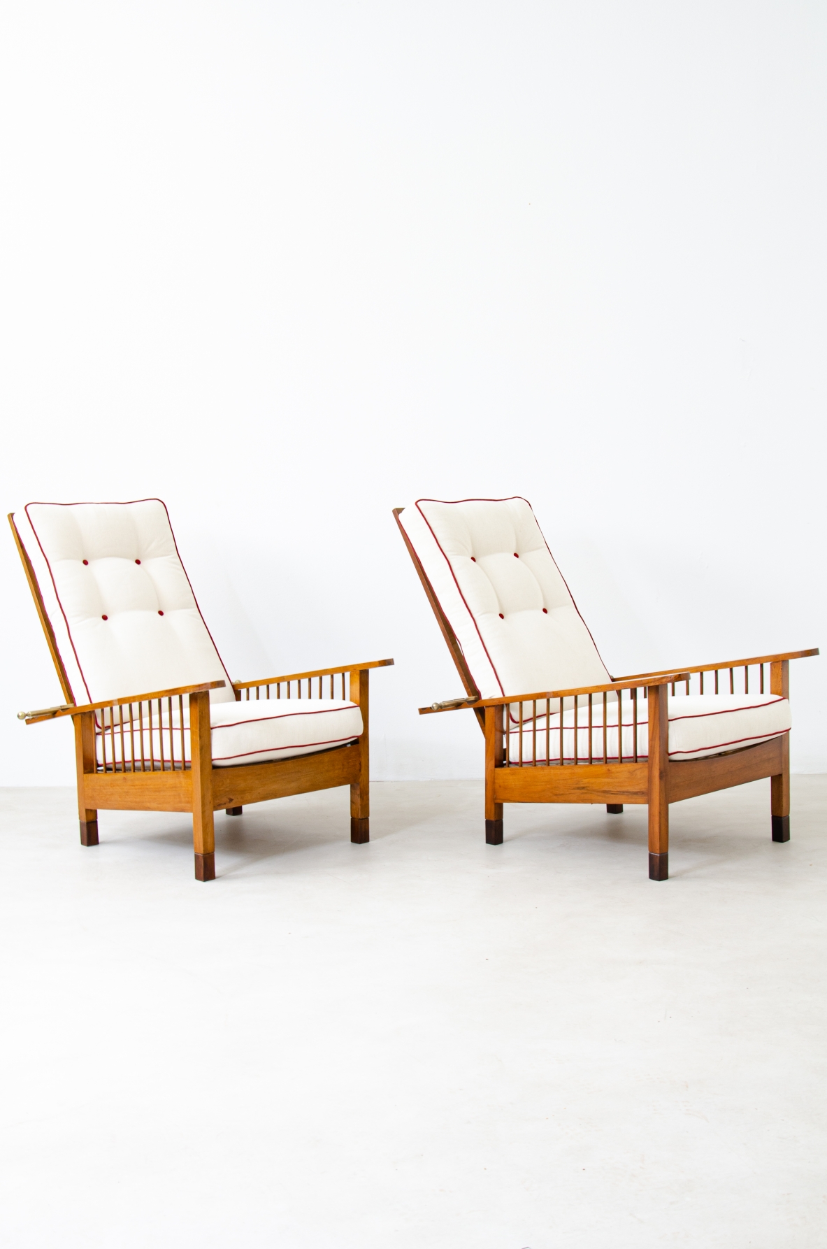 Gustav Stickley (1858–1942)  Pair of adjustable high back armchairs in oak New York, United States, 1920's.