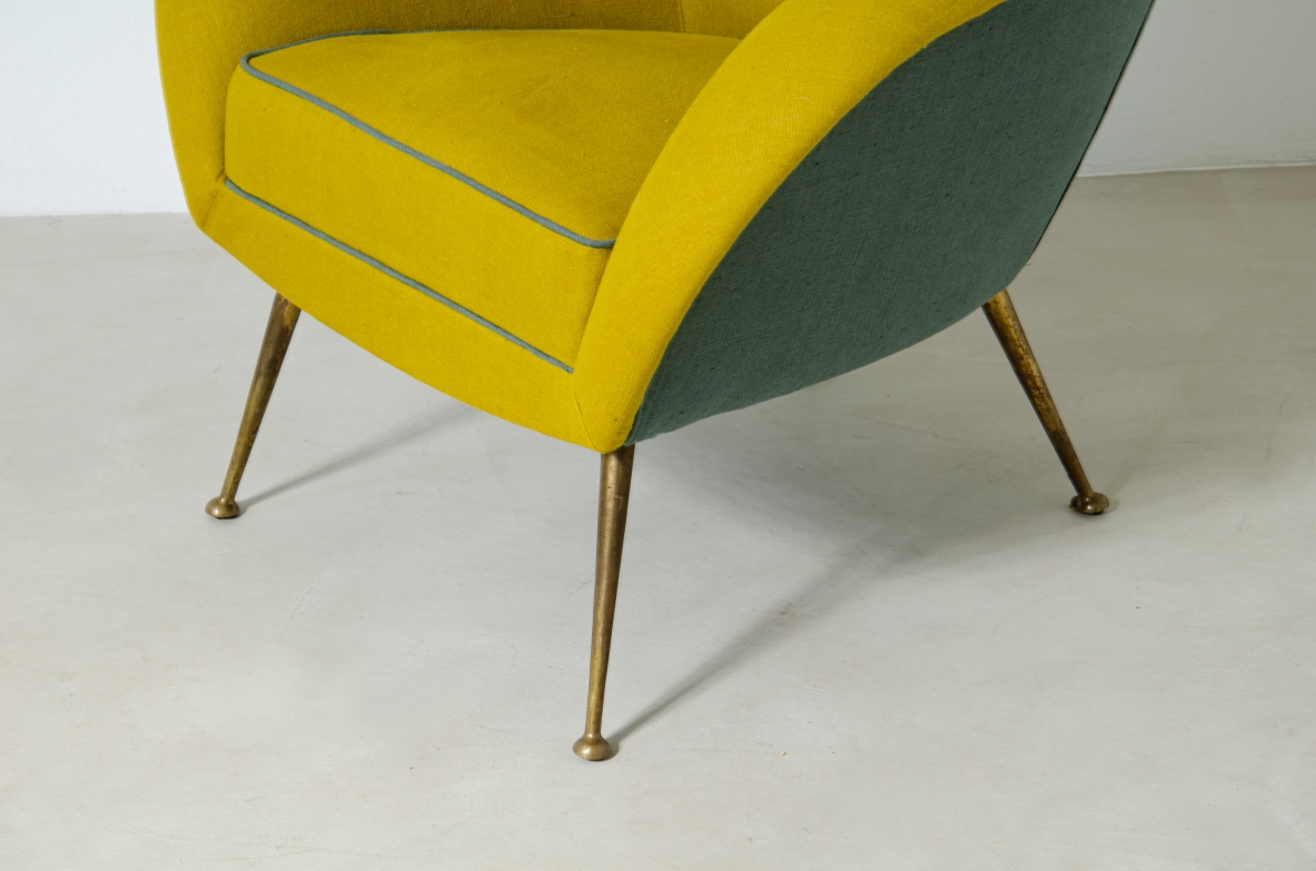 Federico Munari Pair of armchairs with linen upholstery and original burnished brass legs. 1950's Italian manufacture.