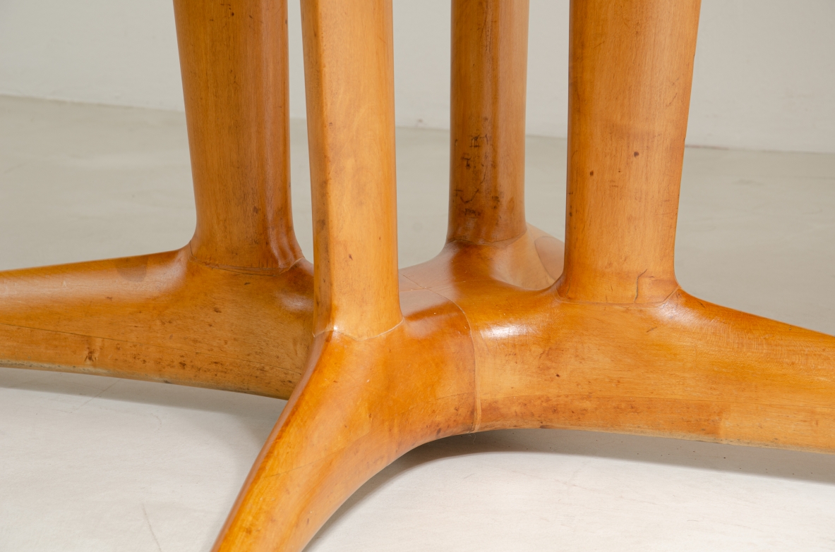 Grande tavolo con elegante struttura in legno biondo e piano rivestito in pergamena.  Manifattura italiana anni 50.