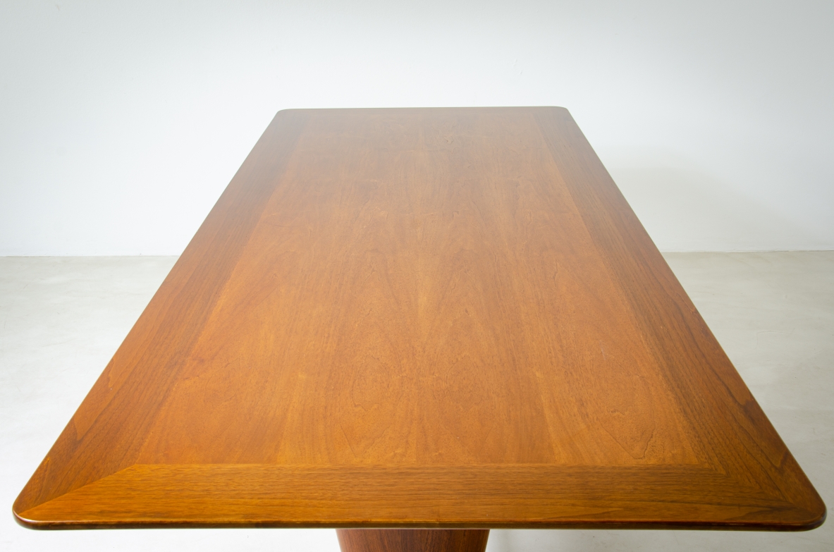 Grande tavolo in legno di noce con due montanti tenuti da traversa in ottone e importanti basamenti in fusione di bronzo.  Manifattura italiana 1940ca.