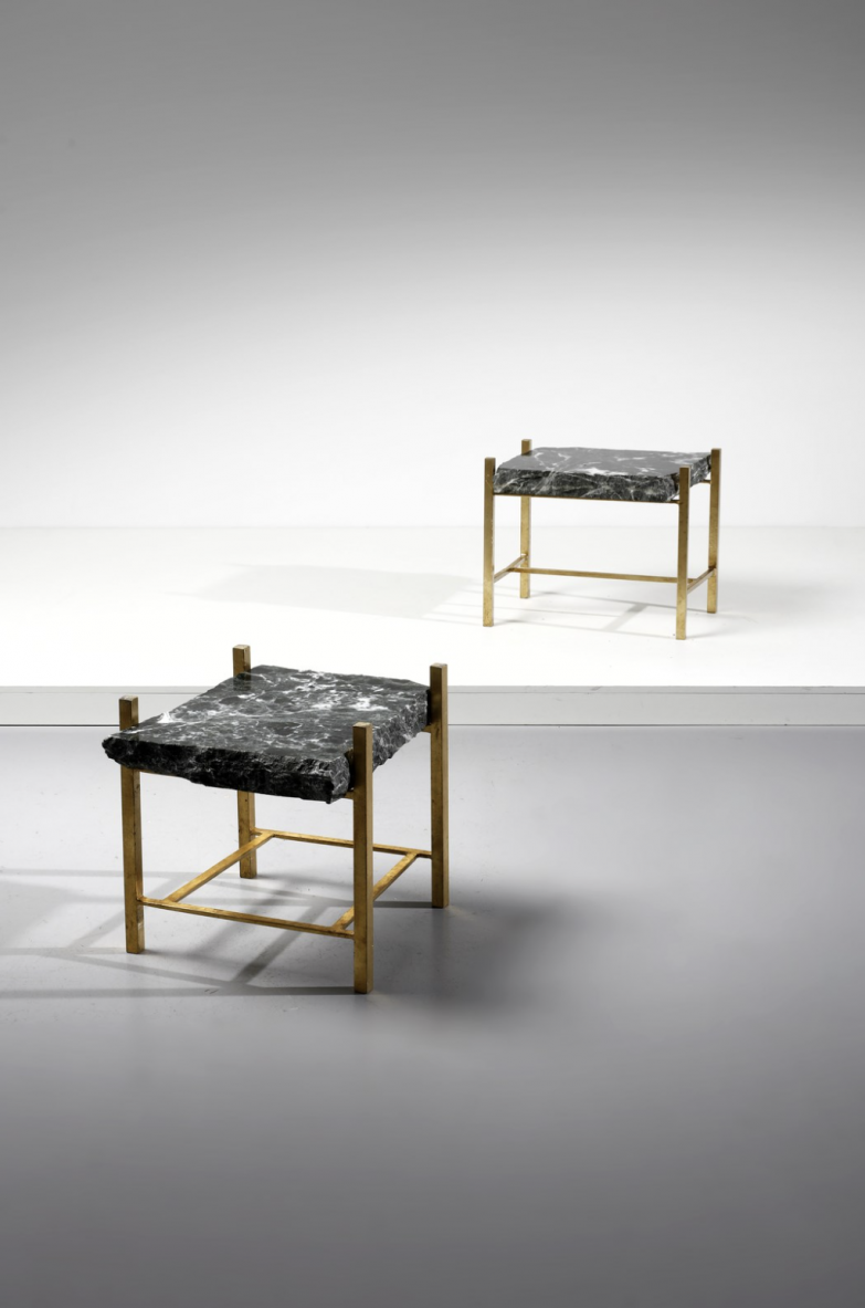Elegante coppia di tavolini con struttura in ottone e piano in breccia di marmo di forte spessore spaccato sul perimetro.  Manifattura francese, 1970ca.