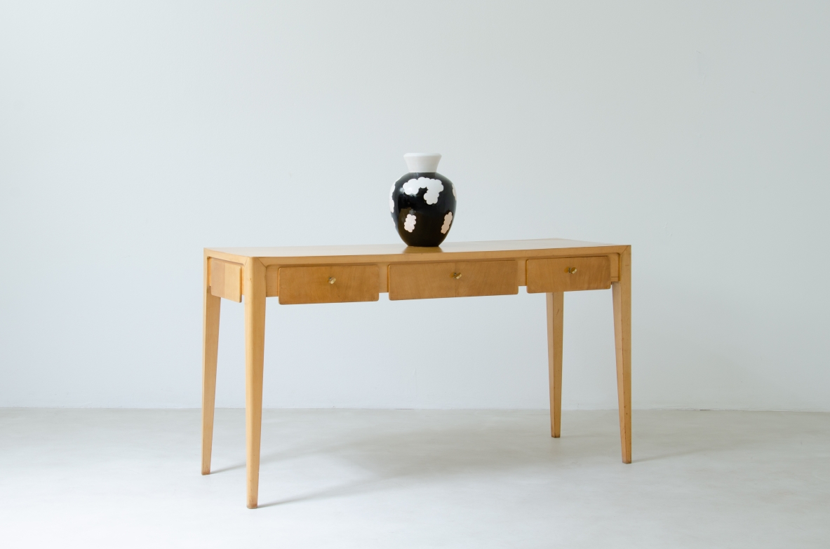 Elegante tavolo console da centro in acero biondo nello stile di Gio Ponti, manifattura italiana, 1950ca.