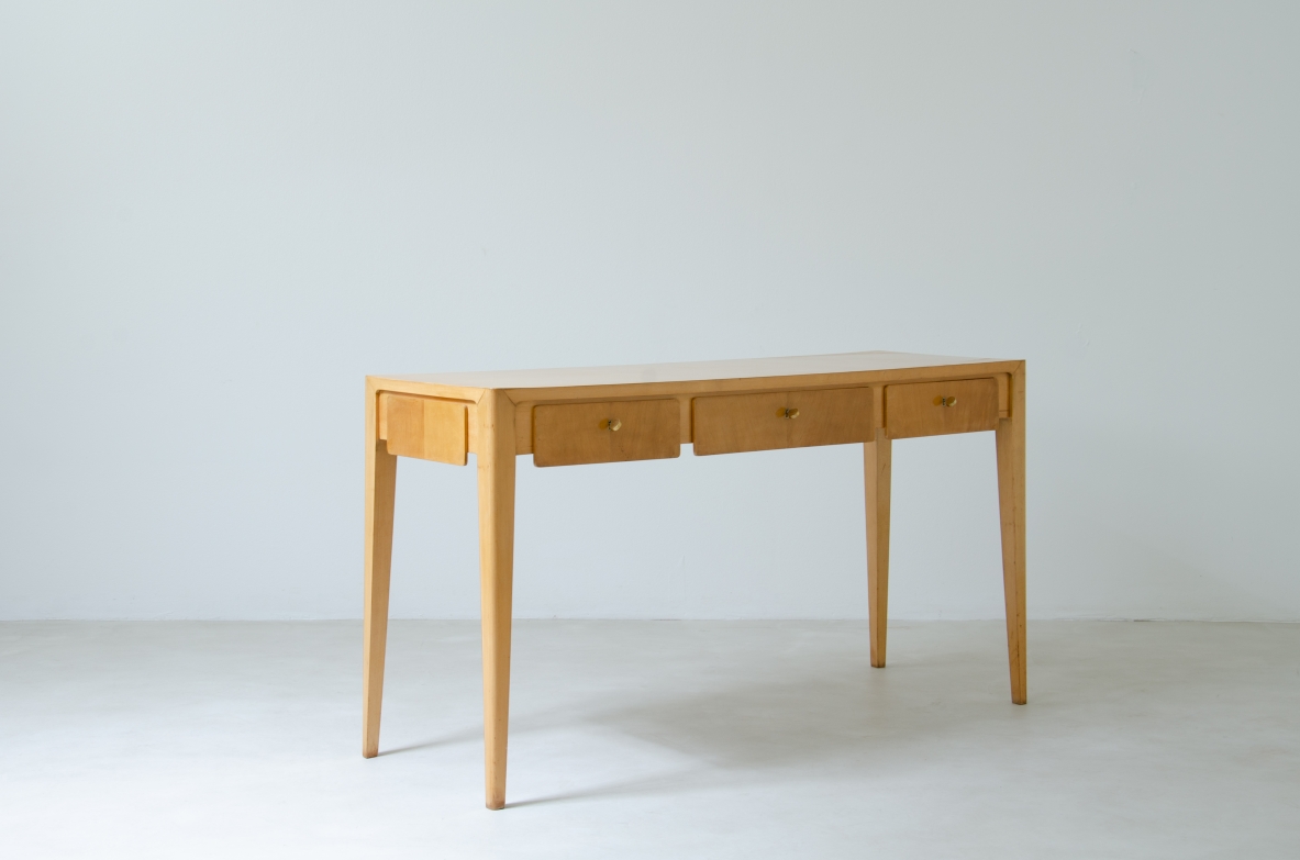 Elegante tavolo console da centro in acero biondo nello stile di Gio Ponti, manifattura italiana, 1950ca.