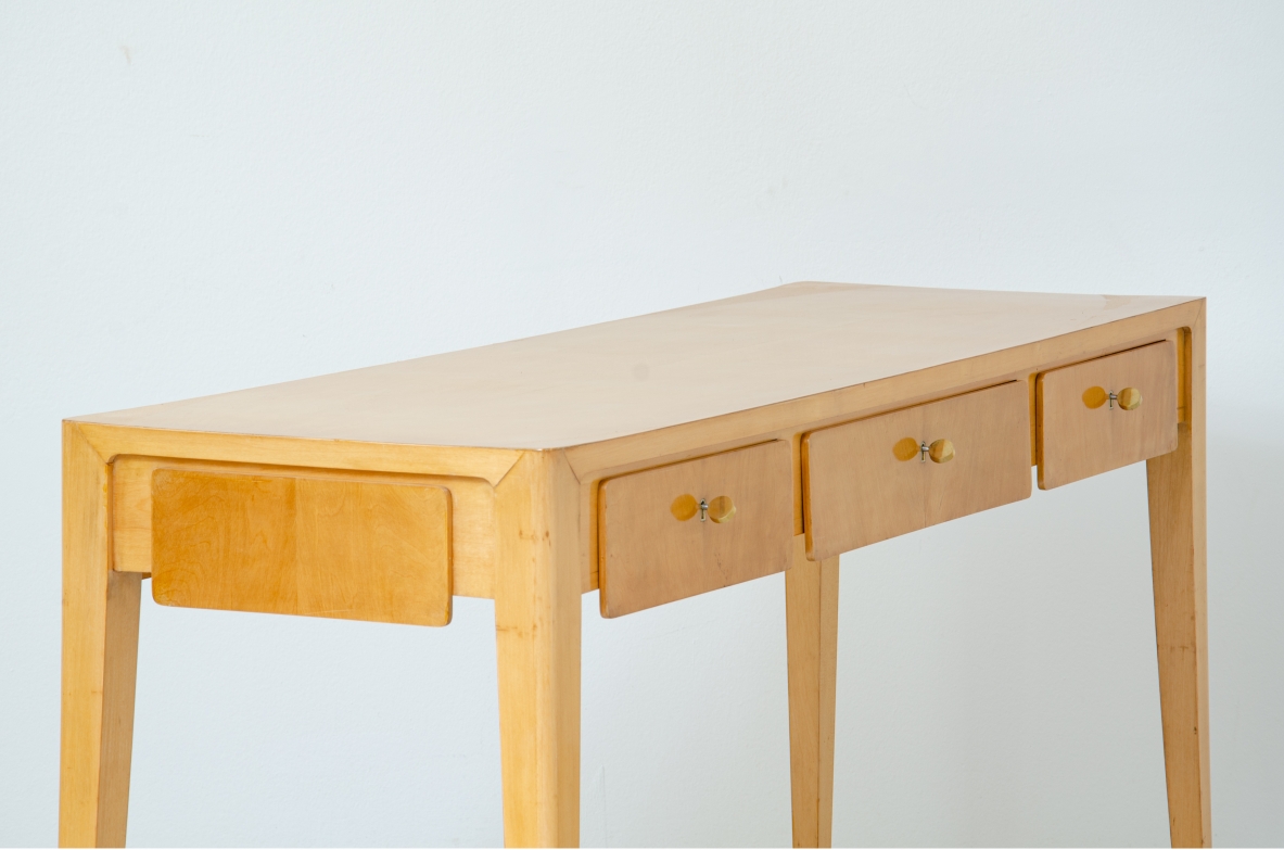 Elegante tavolo console da centro in acero biondo nello stile di Gio Ponti, manifattura italiana, 1950ca.
