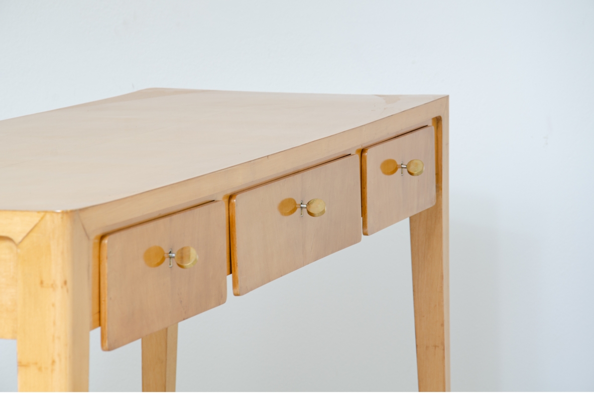 Elegante tavolo console da centro in acero biondo nello stile di Gio Ponti, manifattura italiana, 1950ca.