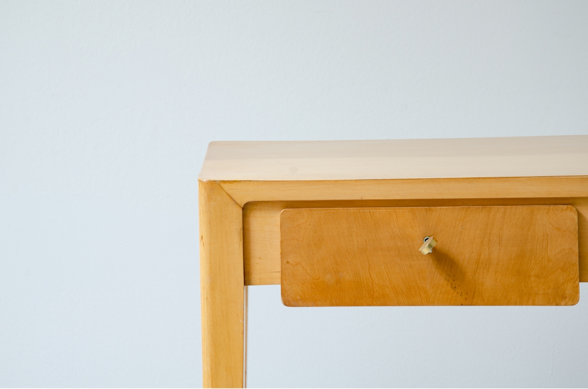 Elegante tavolo console da centro in acero biondo nello stile di Gio Ponti, manifattura italiana, 1950ca.