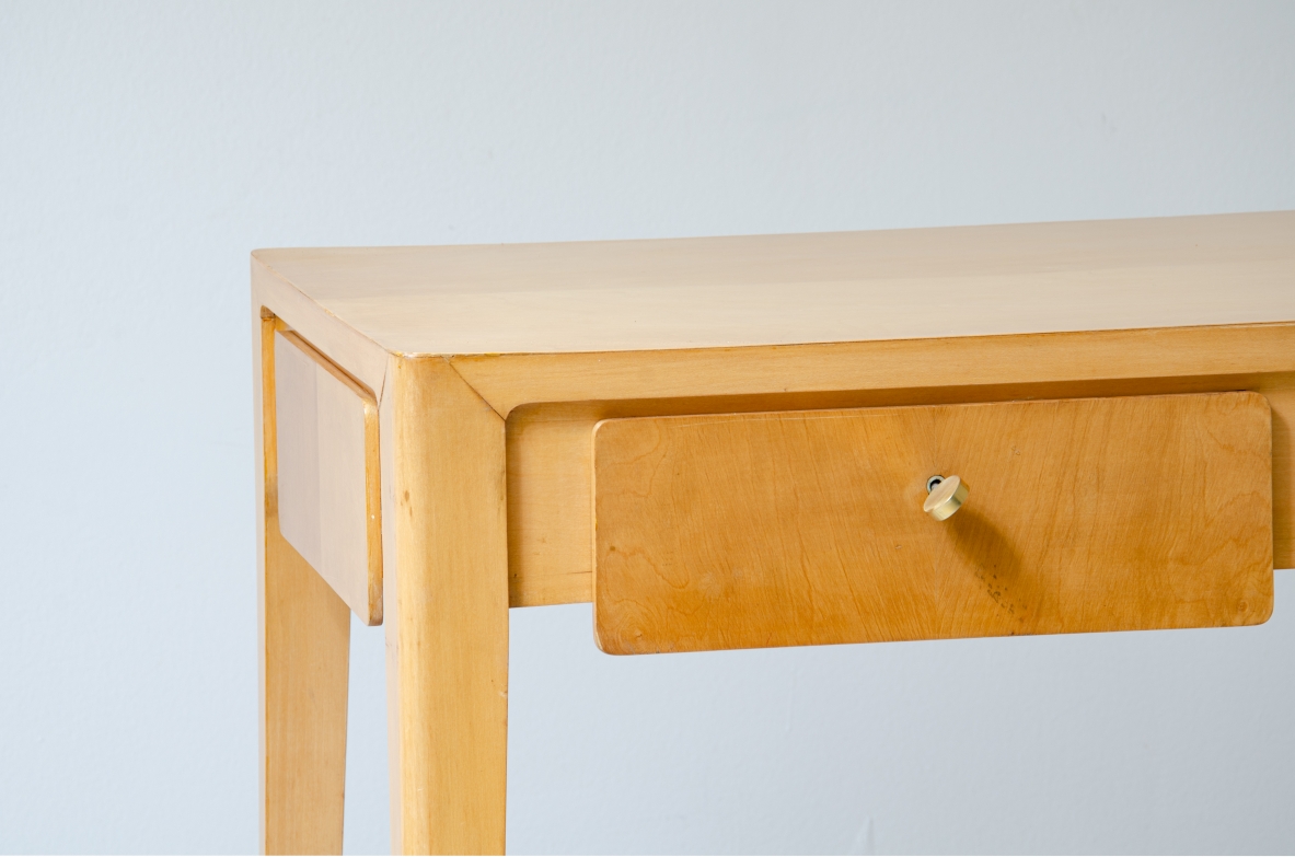Elegante tavolo console da centro in acero biondo nello stile di Gio Ponti, manifattura italiana, 1950ca.