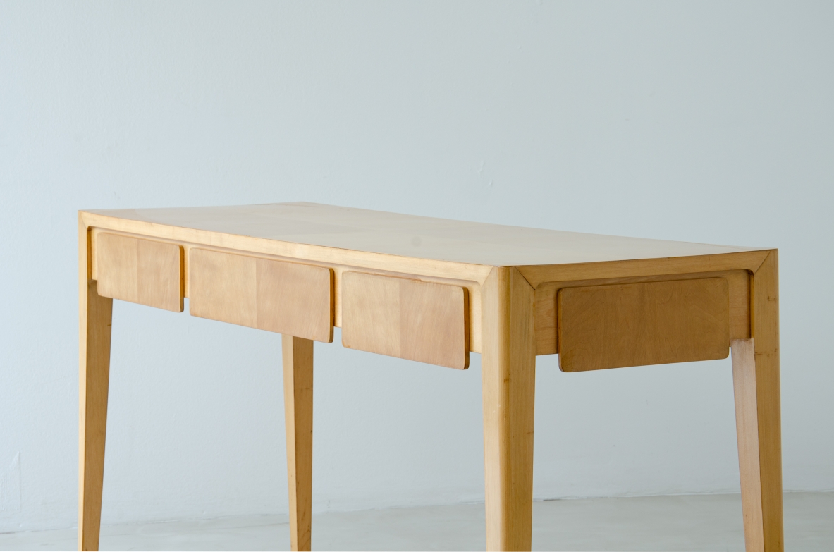 Elegante tavolo console da centro in acero biondo nello stile di Gio Ponti, manifattura italiana, 1950ca.